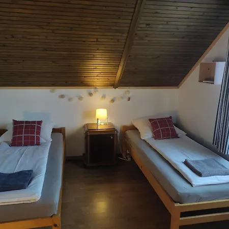 Kenderhordo Pihenohaz * Занка